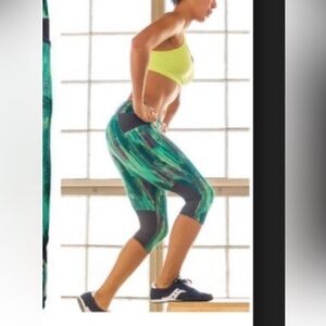 ATHLETA Arrow Be Free Knicker Catalina Green Crops Yoga Pant Size SM great cond!